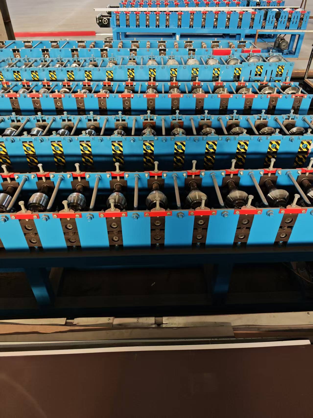 Panel forming machine roller detail